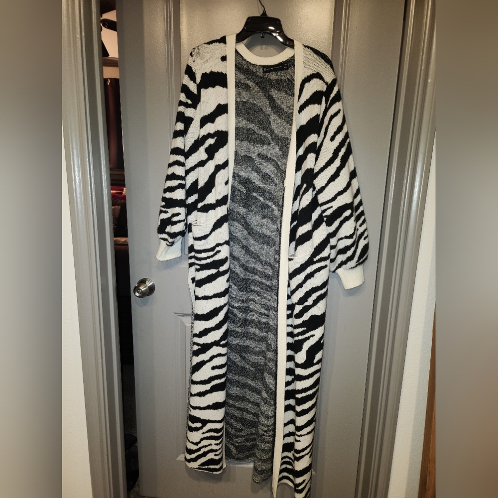 Fashion to Figure Zebra Print Cardigan - Picture 2 of 3